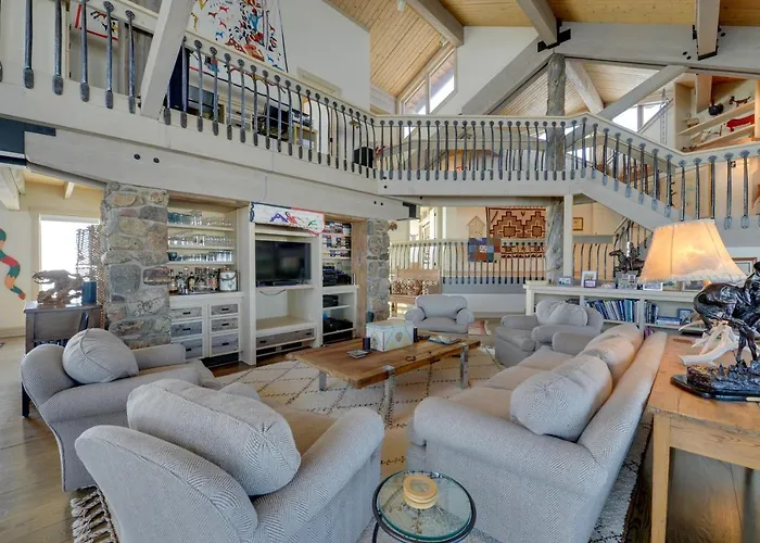 Holiday home W/ Mountain Views - Fishing On-site! Cora