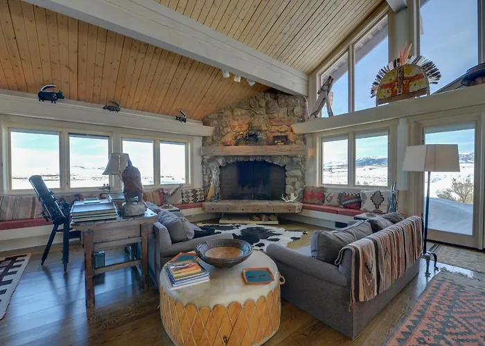 Holiday home W/ Mountain Views - Fishing On-site!