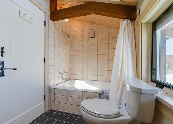 W/ Mountain Views - Fishing On-site! Holiday home *