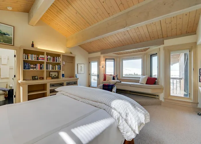Holiday home W/ Mountain Views - Fishing On-site! Cora