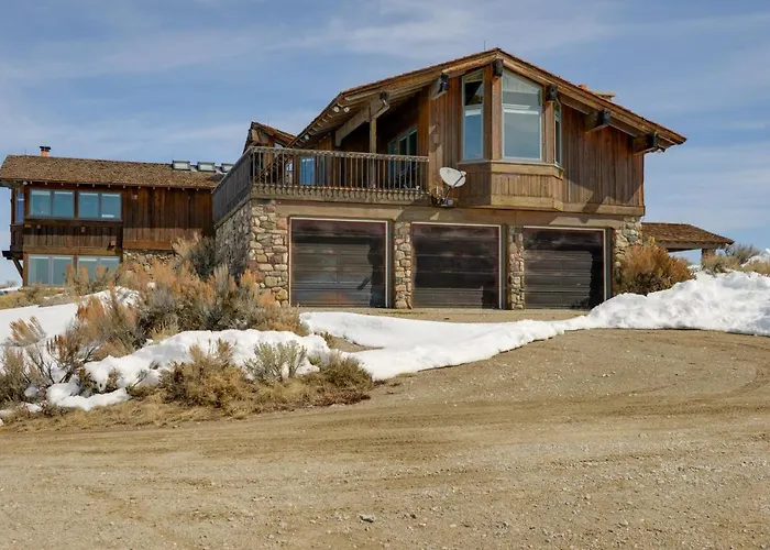 Holiday home W/ Mountain Views - Fishing On-site! *