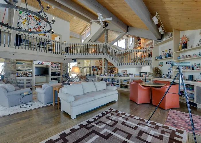 Holiday home W/ Mountain Views - Fishing On-site!