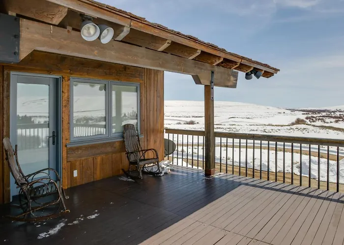 W/ Mountain Views - Fishing On-site! Holiday home *
