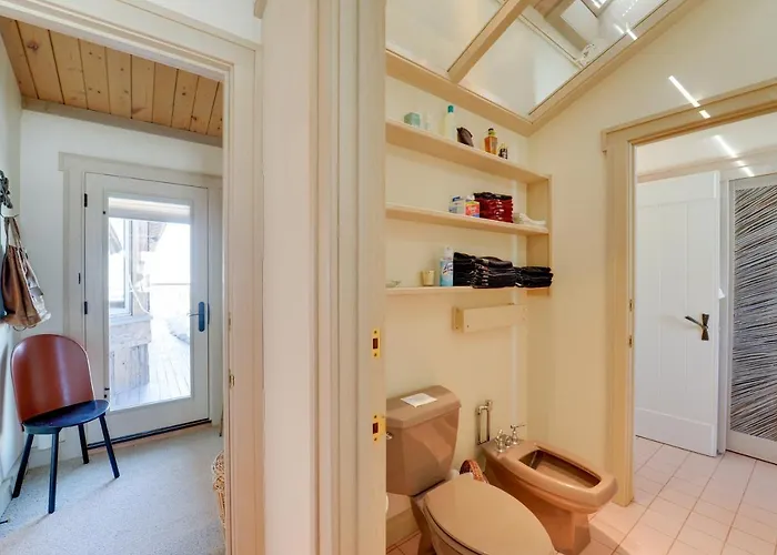 W/ Mountain Views - Fishing On-site! Holiday home *