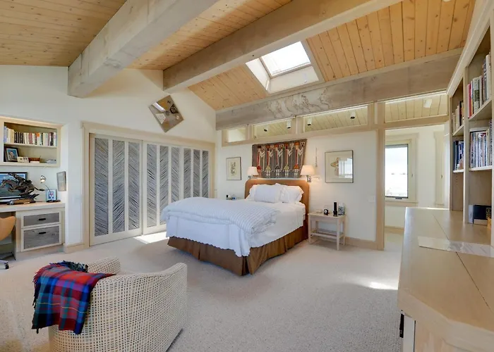 Holiday home W/ Mountain Views - Fishing On-site! *