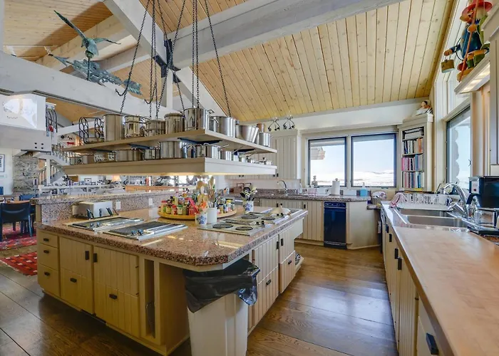 W/ Mountain Views - Fishing On-site! Holiday home Cora