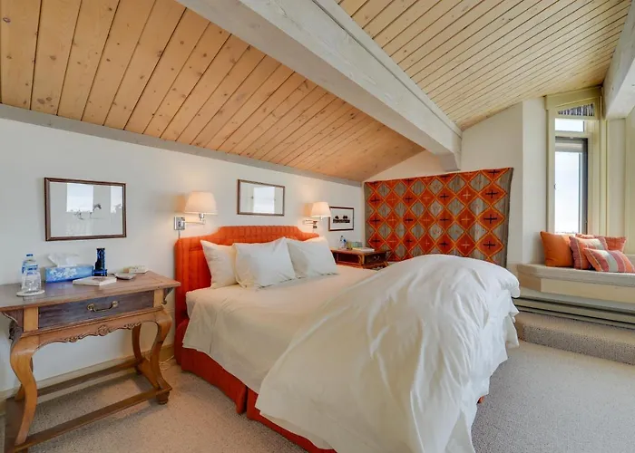 Holiday home W/ Mountain Views - Fishing On-site! *