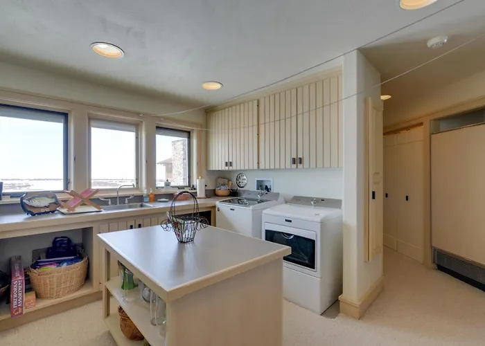 W/ Mountain Views - Fishing On-site! Holiday home *