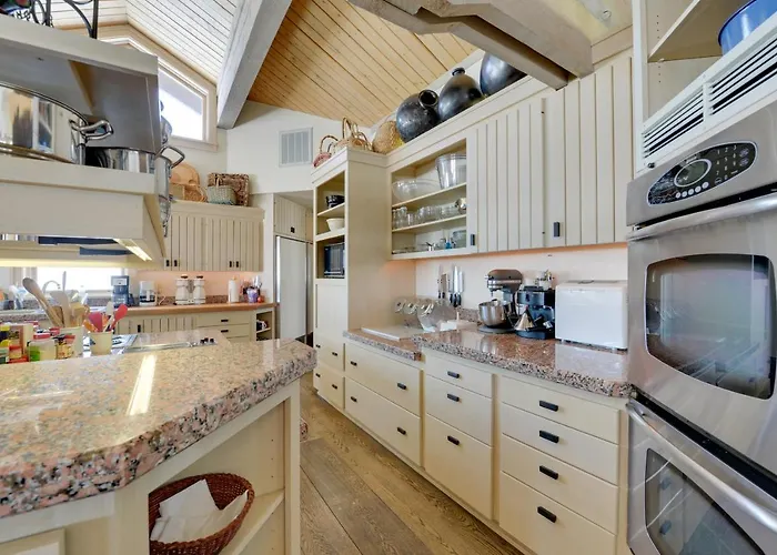 W/ Mountain Views - Fishing On-site! Holiday home Cora