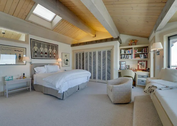 W/ Mountain Views - Fishing On-site! Holiday home *