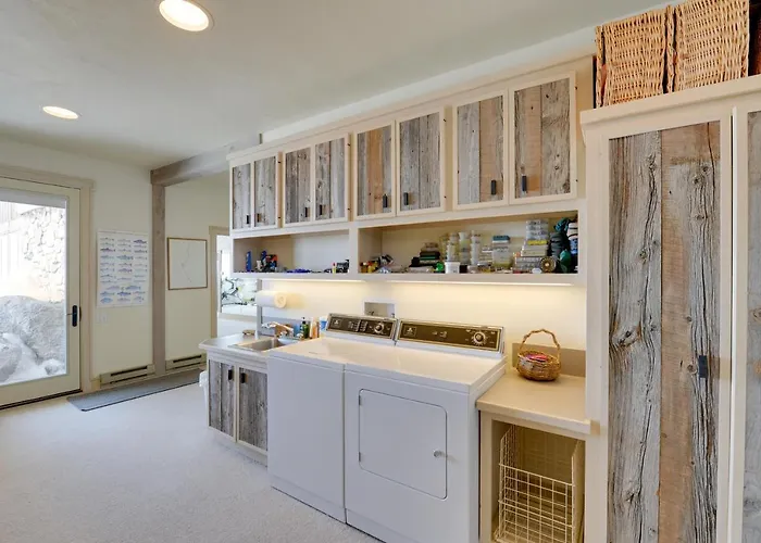W/ Mountain Views - Fishing On-site! Holiday home Cora