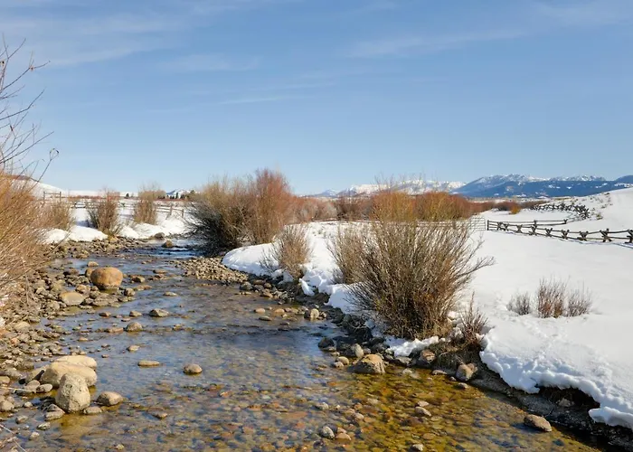 W/ Mountain Views - Fishing On-site! Holiday home
